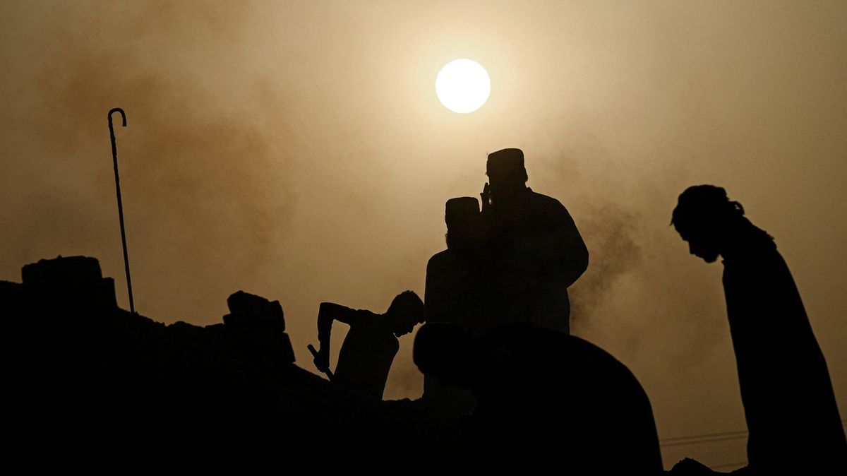 Fotky z nejrozpálenějšího místa v Pákistánu. Kolabují lidé i ovce